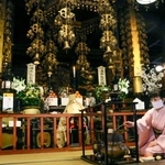 　那智山青岸渡寺で行われた開山祭＝１２日午前、和歌山県那智勝浦町