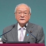 　第９３回自民党大会で発言する鈴木幹事長＝１２日午前、東京都内