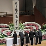 　熊本県益城町で開かれた追悼式で献花する遺族ら＝１２日午前