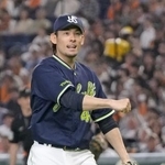 　７回、ダルベックを見逃し三振に仕留め、ガッツポーズするヤクルト・高梨＝東京ドーム