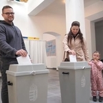 　ハンガリー議会総選挙で投票する有権者ら＝１２日、ブダペスト（共同）