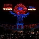 　大阪・関西万博開幕１周年記念イベントのドローンショーで、夜空に浮かび上がった「ミャクミャク」＝１２日夜、大阪府吹田市の万博記念公園