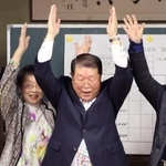 　万歳する伊東健吾氏＝１２日夜、佐賀県吉野ケ里町