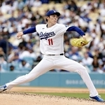 　レンジャーズ戦に先発し、４回を投げ５安打２失点で２敗目を喫したドジャース・佐々木＝ロサンゼルス（共同）