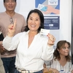 　１２日、ペルーの首都リマの投票所で投票したケイコ・フジモリ氏（共同）