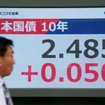 　長期金利の指標である新発１０年債の利回りを示すモニター＝１３日午前、東京都中央区
