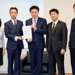 　防衛装備品の輸出ルール緩和を巡り、中道改革連合、立憲民主、公明３党の政調会長らから提言を受ける木原官房長官（中央）＝１３日午前、国会