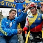 　車いすマラソンの父として知られたボブ・ホールさん（左）＝２００６年、米ボストン（ＡＰ＝共同）