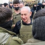 　レバノン南部を視察するイスラエルのネタニヤフ首相（中央）ら＝１２日（イスラエル首相府提供・共同）