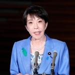 　パキスタンのシャリフ首相などとの電話会談を終え、記者団の取材に応じる高市首相＝１３日午後、首相官邸