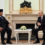 　インドネシアのプラボウォ大統領（左）と会談するロシアのプーチン大統領＝１３日、モスクワ（ＡＰ＝共同）