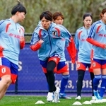 　米国との第２戦に向け調整する熊谷（左から２人目）ら＝シアトル近郊（共同）