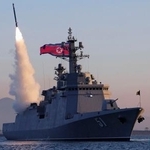 　新型駆逐艦「崔賢」で行われたミサイルの試射。北朝鮮の金正恩朝鮮労働党総書記が視察した＝１２日（朝鮮中央通信＝共同）