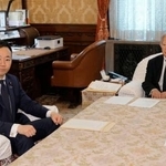 　森衆院議長（右）と面会する自民党の鈴木前法相＝１４日午前、国会