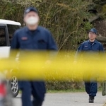 　遺体発見現場付近を警戒する京都府警の捜査員＝１４日午後０時５２分、京都府南丹市