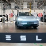 　報道陣に公開された、米電気自動車テスラの自社工場「ギガファクトリー上海」＝１４日、中国上海市（共同）