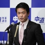 　１０日、記者会見する中道改革連合の小川代表＝国会