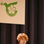 　栃木県栃木市で開かれた「県立とちぎ学びの夢学園」の入学式で、新入生を代表して決意を語る川村真希さん＝１４日夜