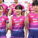 　ポーズをとる卓球の世界選手権団体戦日本代表の（左から）早田ひな、張本美和、張本智和＝１４日、東京都内