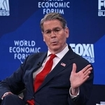 　１月、ダボス会議のイベントで発言するベセント米財務長官（アナトリア通信提供・ゲッティ＝共同）