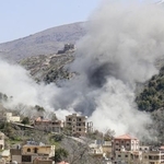 　１４日、レバノン南部ナバティエ県で空爆後に立ち上る煙（ゲッティ＝共同）