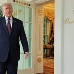 　ホワイトハウスで記者団に話すトランプ米大統領＝１３日、ワシントン（ロイター＝共同）