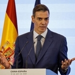 　記者会見するスペインのサンチェス首相＝１４日、中国・北京（ロイター＝共同）