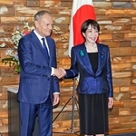 　首脳会談を前に握手を交わすポーランドのトゥスク首相（左）と高市首相＝１５日午前、首相官邸