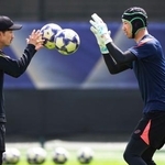 　準々決勝のアルサド戦に向け最終調整する神戸・ＧＫ前川（右）＝ジッダ（（Ｃ）Ｊ．ＬＥＡＧＵＥ・共同）