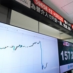 　円相場の推移を示すモニター。政府、日銀は４月３０日に為替介入に踏み切り、円が一時急騰した＝１日午前、東京・東新橋の外為どっとコム