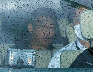 　名古屋・熱田署に入る浜田卓幸容疑者（左）＝６日午前１１時３６分
