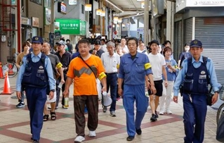 　大阪府警布施署が実施した住民らとの合同パトロール＝１１日午後、東大阪市