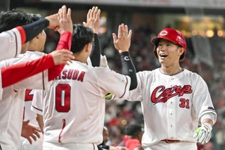 　６回、本塁打を放ち、ナインとタッチする広島・坂倉＝マツダ