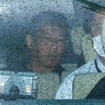 　名古屋・熱田署に入る浜田卓幸容疑者（左）＝６日午前１１時３６分
