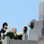 　安倍元首相の墓参りをする妻昭恵さん＝８日午前、山口県長門市
