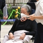 　１０日、ソウル中央地裁での公判に出席するため、車椅子で法廷に向かう世界平和統一家庭連合（旧統一教会）総裁の韓鶴子被告（聯合＝共同）