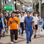 　大阪府警布施署が実施した住民らとの合同パトロール＝１１日午後、東大阪市