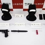 　強盗予備事件で押収されたナイフやエアガンなど＝１４日午後、警視庁小岩署
