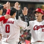 　６回、本塁打を放ち、ナインとタッチする広島・坂倉＝マツダ