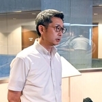 　記者団の取材に応じる自民党福岡県議団の松尾統章会長＝３０日午後、福岡市
