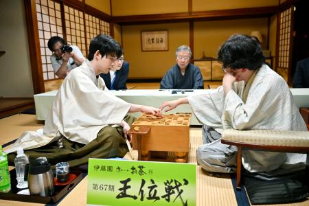 藤井王位が7連覇|全国海外|神戸新聞NEXT