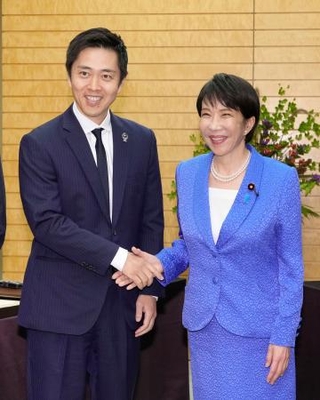 　１６日、会談前に握手を交わす高市早苗首相（右）と日本維新の会の吉村洋文代表＝首相官邸