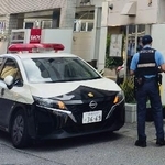 　女性の遺体が見つかった現場周辺で捜査を続ける警察官ら＝４日午前、那覇市