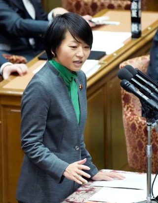 　衆院予算委で質問する鈴木貴子氏（自民党・無所属の会）