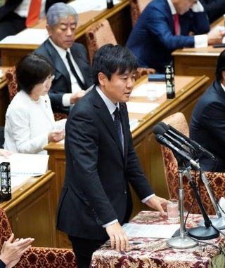 　衆院予算委で質問する本庄知史氏（立憲民主党・無所属）