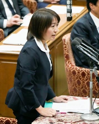 　衆院予算委で質問する池田真紀氏（立憲民主党・無所属）