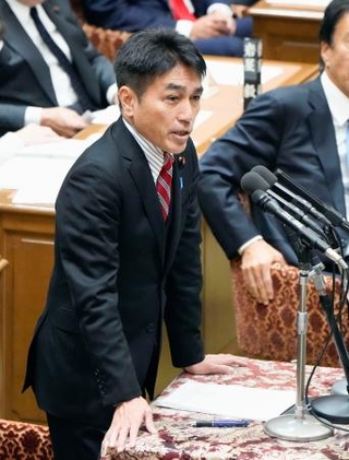 　衆院予算委で質問する黒岩宇洋氏（立憲民主党・無所属）