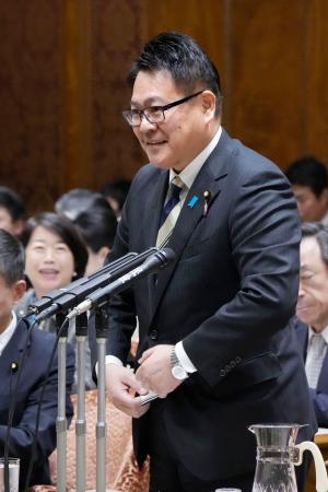 　参院予算委で質問する公明党の窪田哲也氏（公明党）
