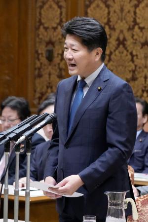 　参院予算委で質問する石川博崇氏（公明党）