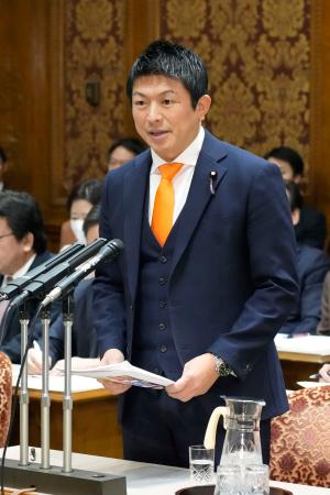 　参院予算委で質問する神谷宗幣氏（参政党）